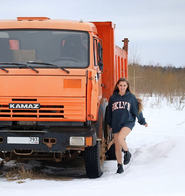 Голая девушка возле Камаза 2 фото