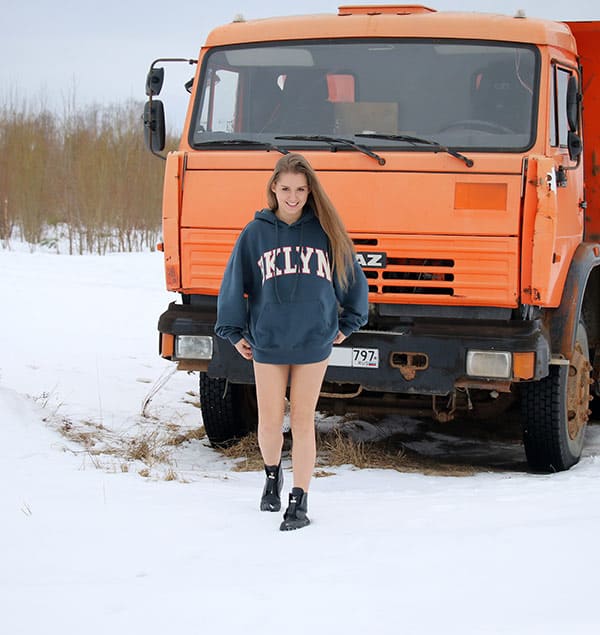 Голая девушка возле Камаза 3 фото