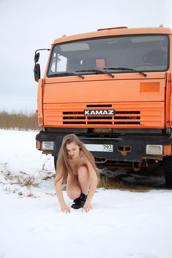 Голая девушка возле Камаза 39 фото