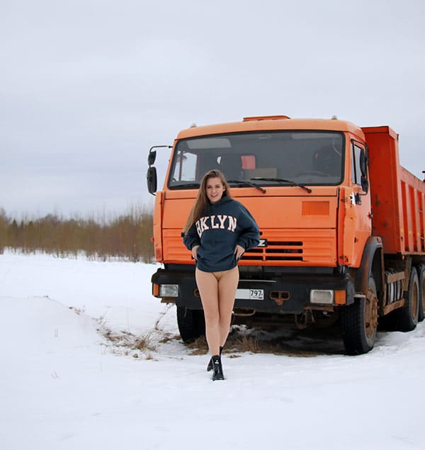 Голая девушка возле Камаза 4 фото