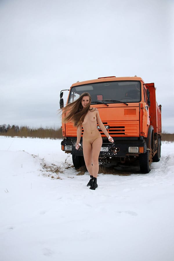 Голая девушка возле Камаза 48 фото