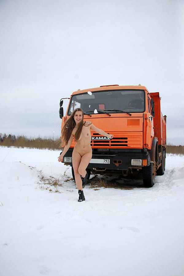 Голая девушка возле Камаза 50 фото