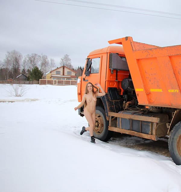 Голая девушка возле Камаза 64 фото