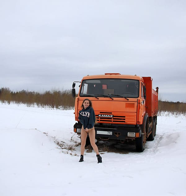 Голая девушка возле Камаза 8 фото