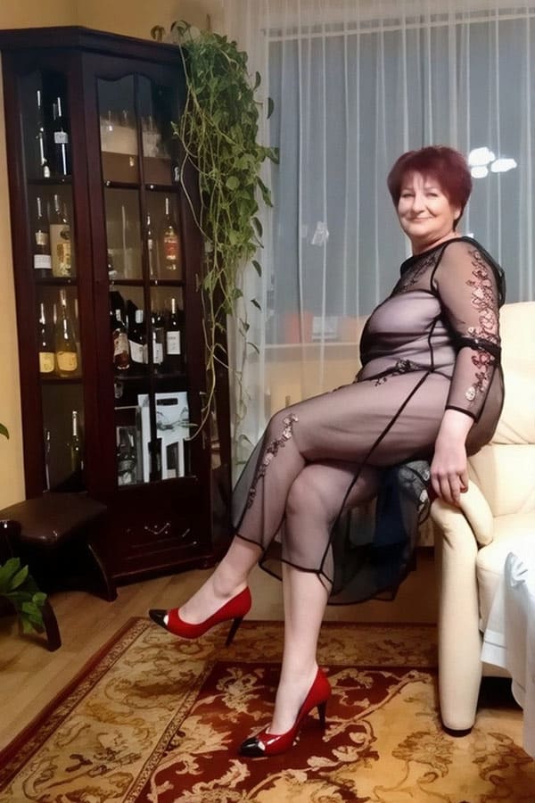 Голая теща в прозрачной ночнушке 6 фото