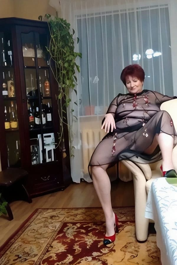 Голая теща в прозрачной ночнушке 8 фото