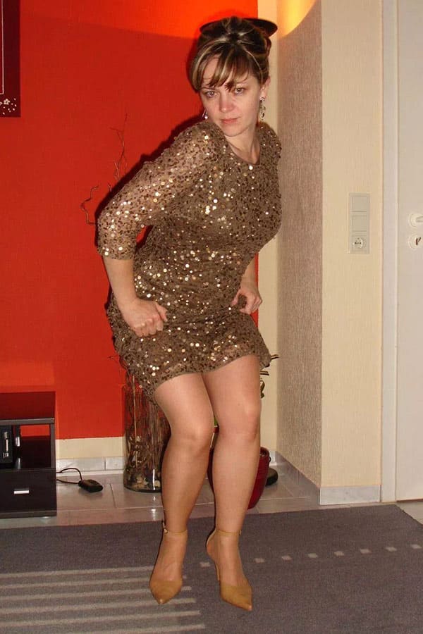 Жена с ухоженной волосатой пиздой под платьем 2 фото