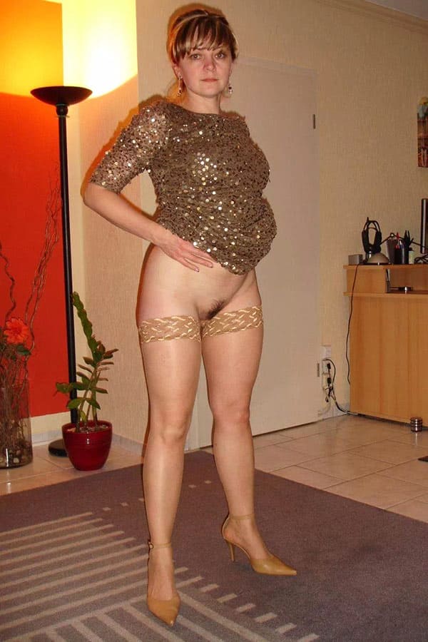 Жена с ухоженной волосатой пиздой под платьем 4 фото