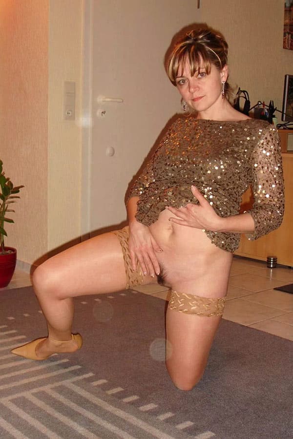 Жена с ухоженной волосатой пиздой под платьем 9 фото