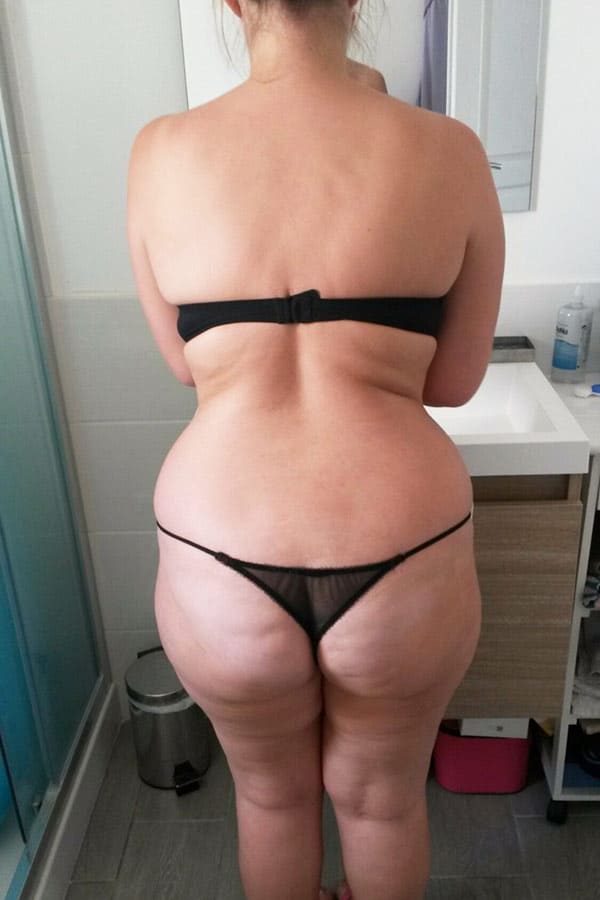 Жена с широкой толстой жопой умывается в раковине