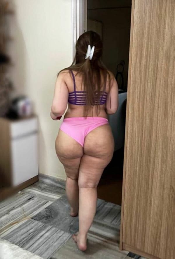 Здоровая жопень в больших розовых трусах