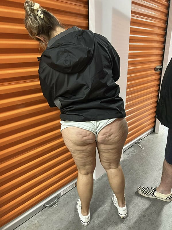 Сильно целлюлитная попа в коротких шортах на улице