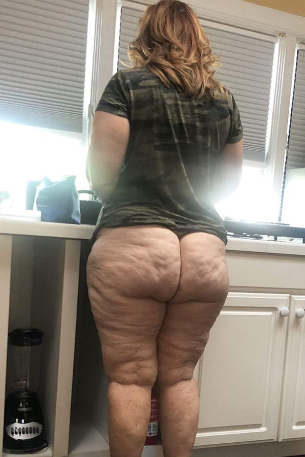 Располневшая жена с сильным целлюлитом на попе и ногах
