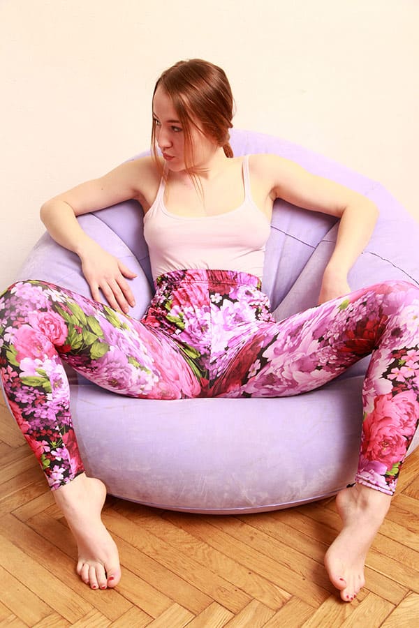 Мокрощелка в домашних лосинах 2 фото