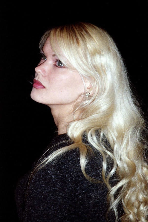 Продавщица автосалона из 2000х 5 фото