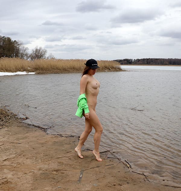 Голая красотка на берегу зимнего озера 16 фото