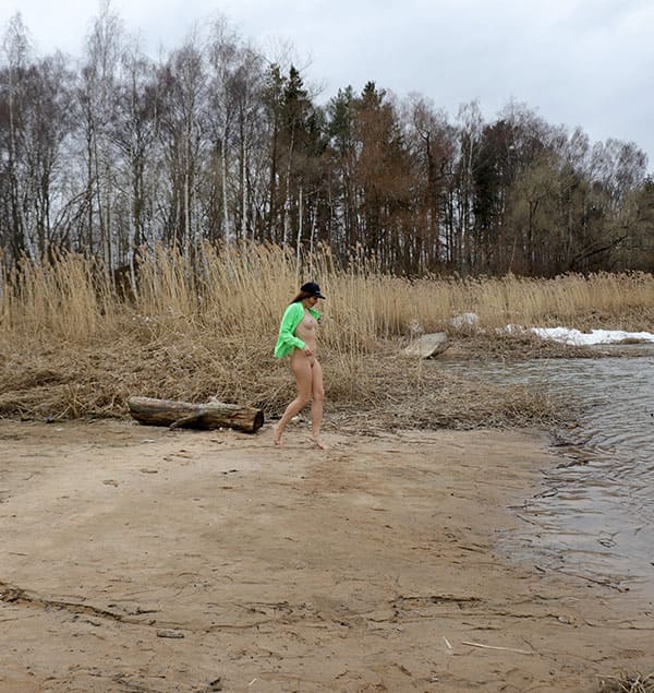 Голая красотка на берегу зимнего озера 4 фото