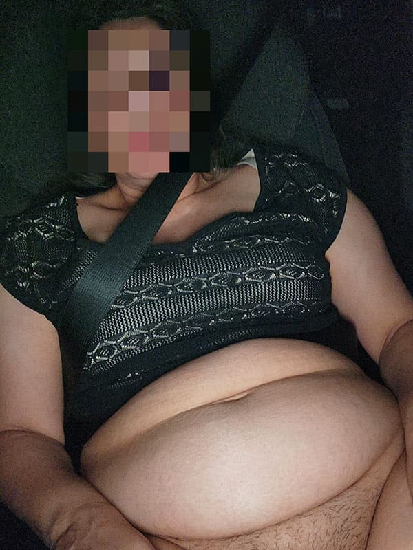 Таксист лапает пьяную зрелку за голую пизду 1 фото