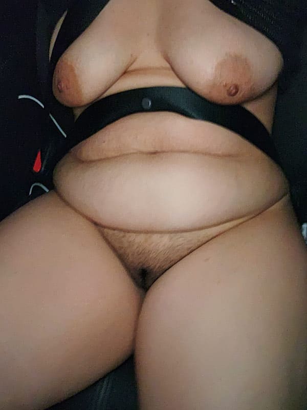 Таксист лапает пьяную зрелку за голую пизду 11 фото