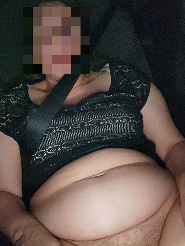 Таксист лапает пьяную зрелку за голую пизду 2 фото