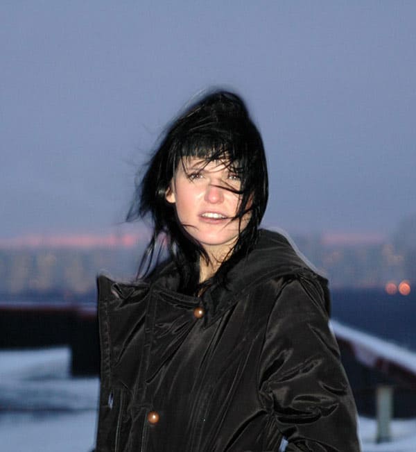 Голая милфа на зимней крыше высотки 1 фото