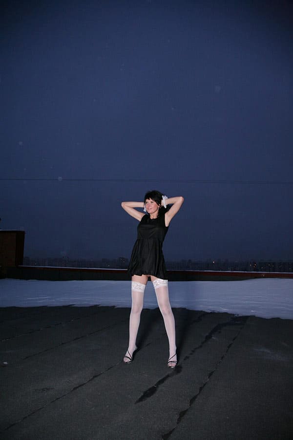 Голая милфа на зимней крыше высотки 10 фото