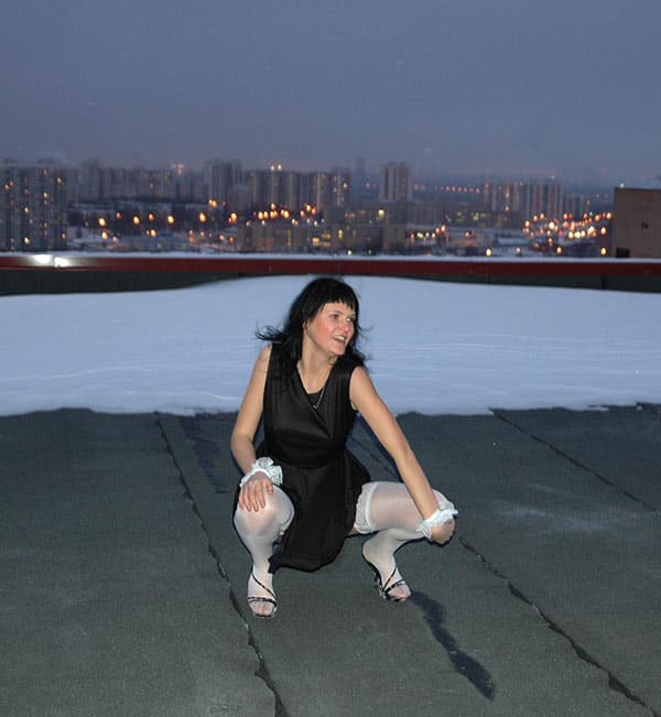 Голая милфа на зимней крыше высотки 11 фото