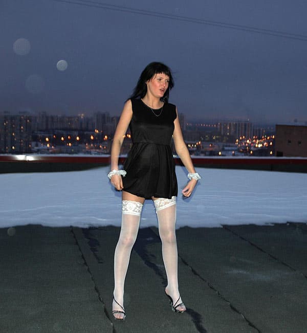 Голая милфа на зимней крыше высотки 12 фото