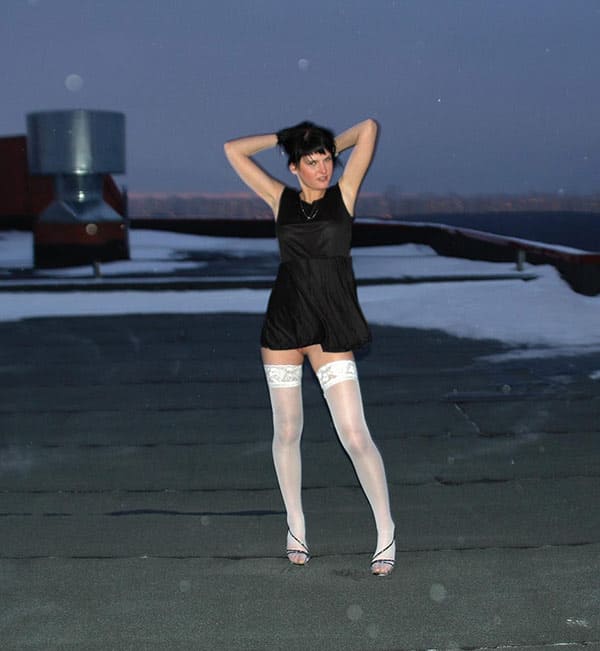 Голая милфа на зимней крыше высотки 2 фото