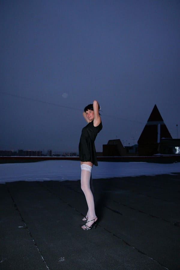 Голая милфа на зимней крыше высотки 3 фото