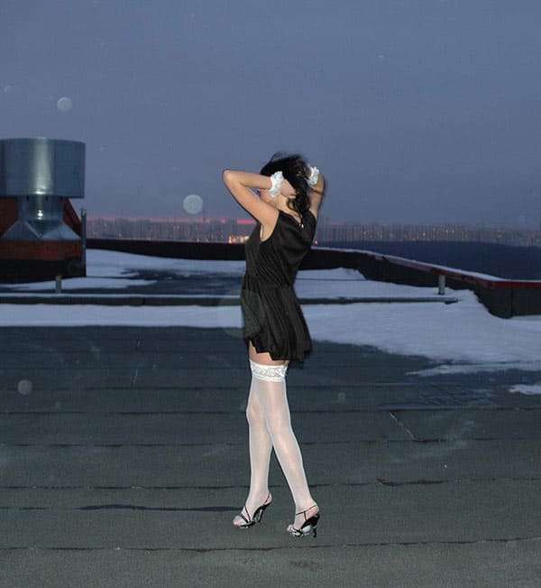 Голая милфа на зимней крыше высотки 4 фото