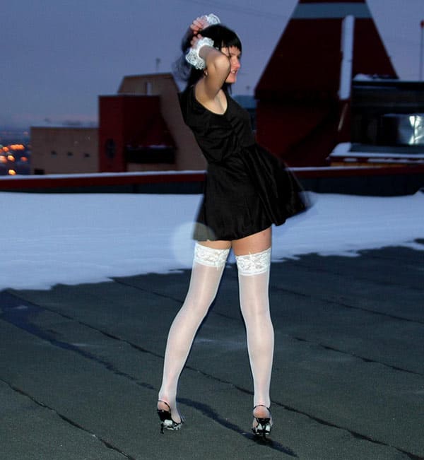 Голая милфа на зимней крыше высотки 5 фото