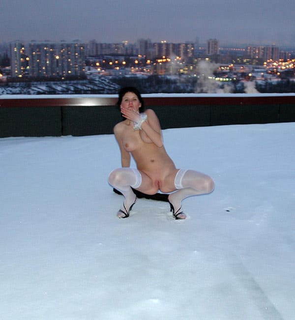 Голая милфа на зимней крыше высотки 57 фото
