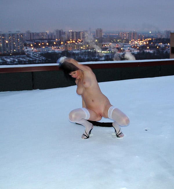 Голая милфа на зимней крыше высотки 62 фото