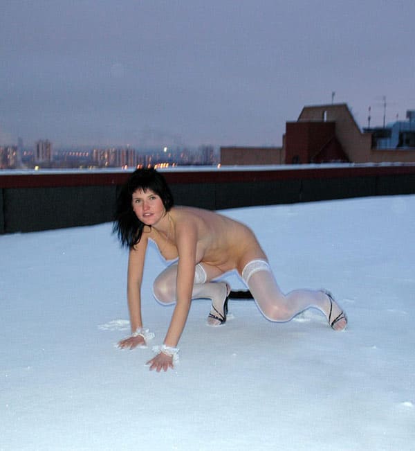 Голая милфа на зимней крыше высотки 65 фото