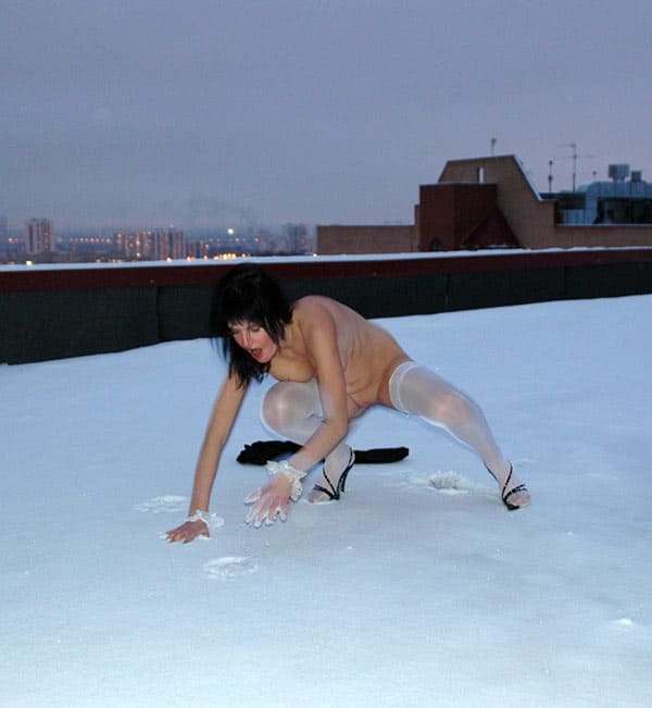 Голая милфа на зимней крыше высотки 69 фото