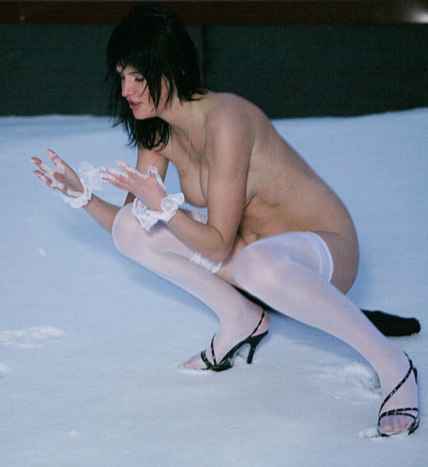 Голая милфа на зимней крыше высотки 70 фото