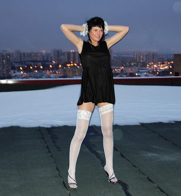 Голая милфа на зимней крыше высотки 9 фото