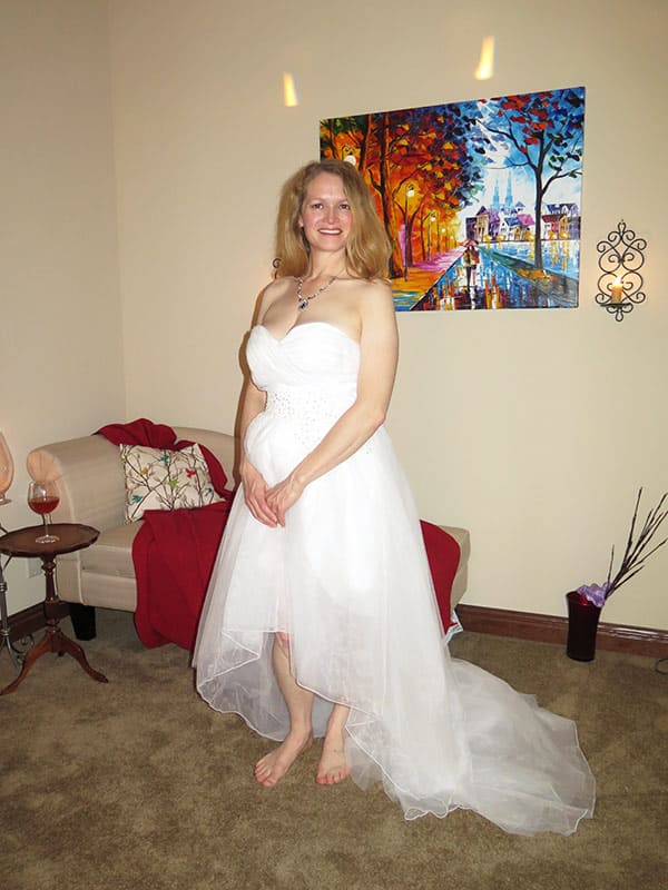 Зрелка в свадебном платье вспоминает первый секс 1 фото