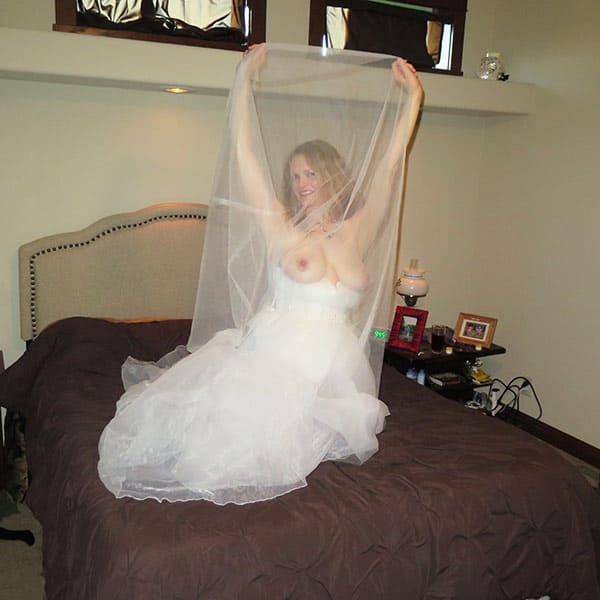 Зрелка в свадебном платье вспоминает первый секс 9 фото