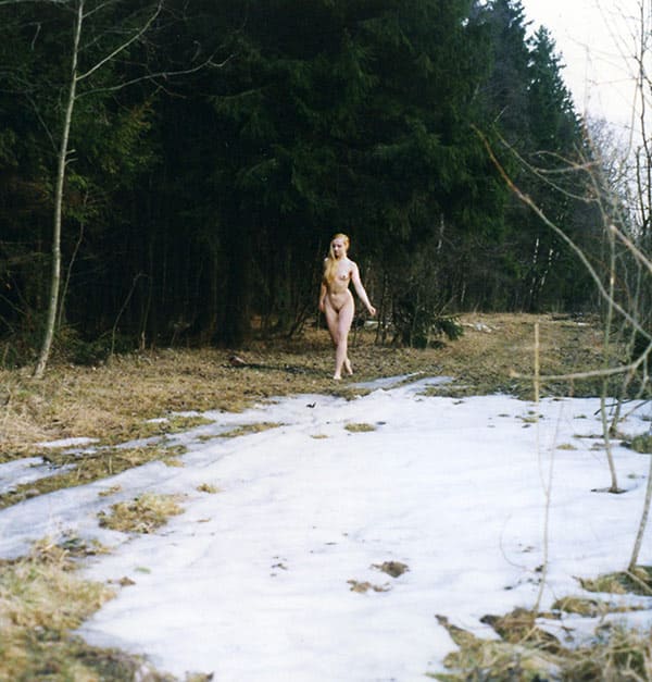 Иришка разделась в весеннем лесу 11 фото