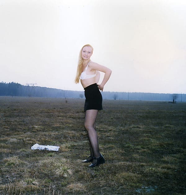 Иришка разделась в весеннем лесу 2 фото