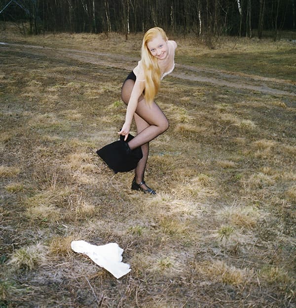 Иришка разделась в весеннем лесу 3 фото