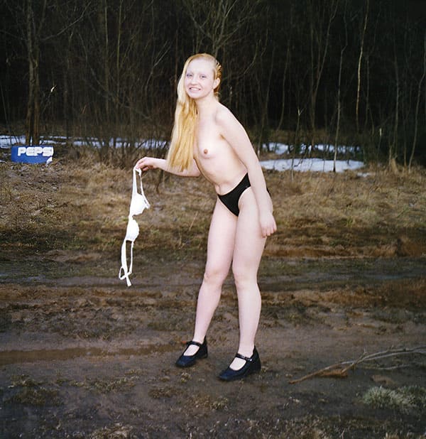 Иришка разделась в весеннем лесу 5 фото
