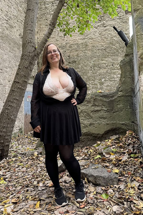 Мамка вывалила сиськи на улице 1 фото