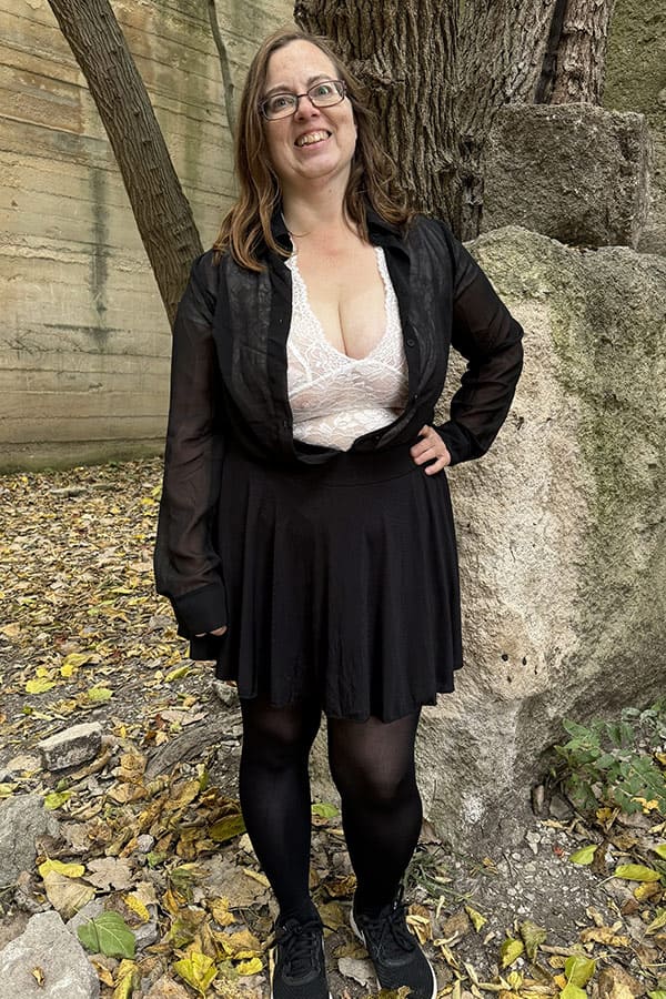 Мамка вывалила сиськи на улице 2 фото