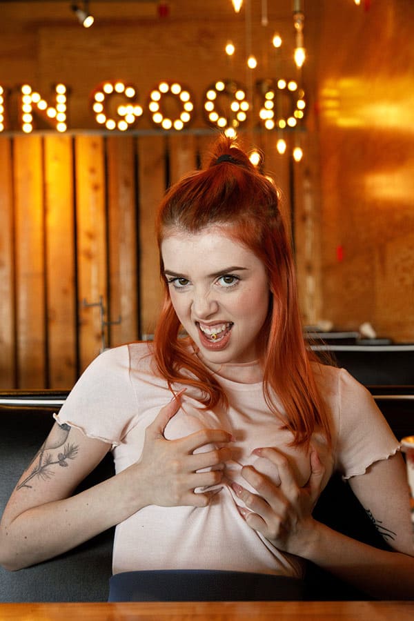 Засветы рыжей девушки в строительном магазине 18 фото