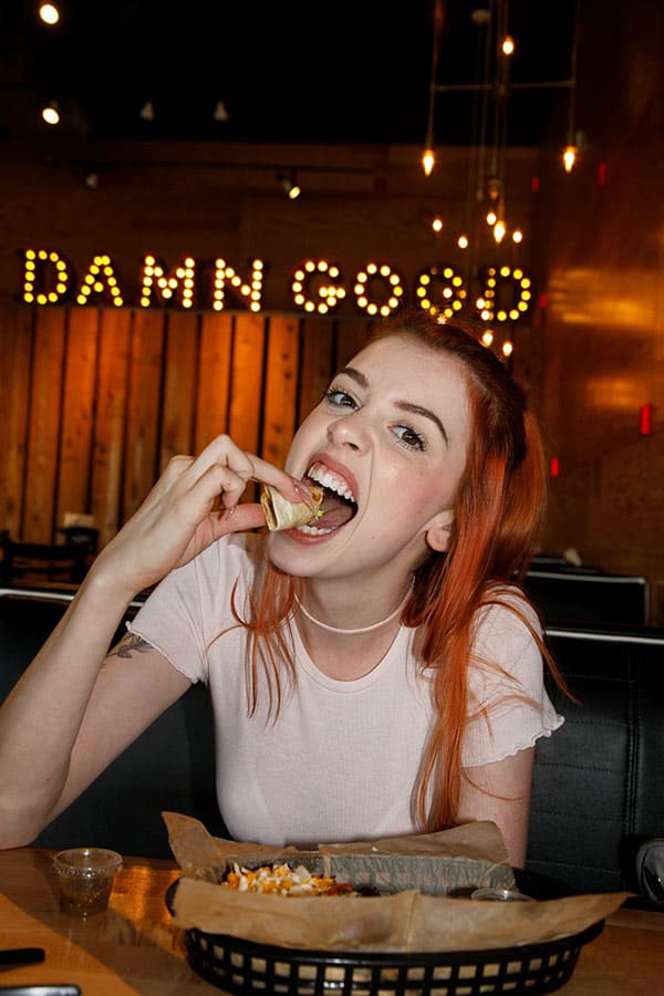 Засветы рыжей девушки в строительном магазине 20 фото