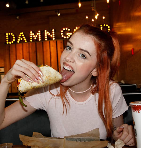 Засветы рыжей девушки в строительном магазине 21 фото