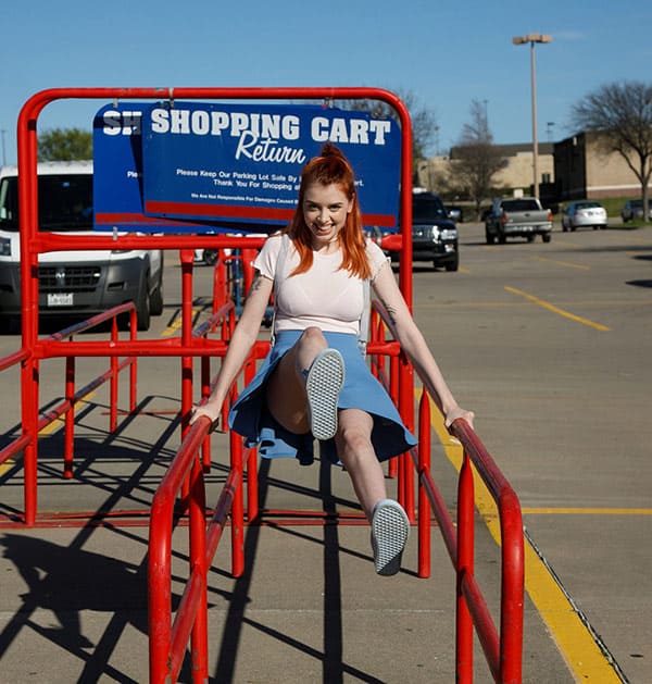 Засветы рыжей девушки в строительном магазине 30 фото